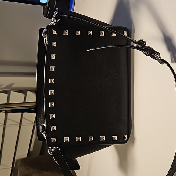 Michael Kors Selma Stud Crossbody bag. - Picture 3 of 8